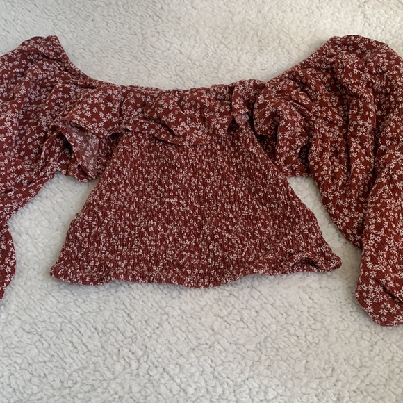 Off the shoulder floral cropped blouse. - Picture 3 of 4